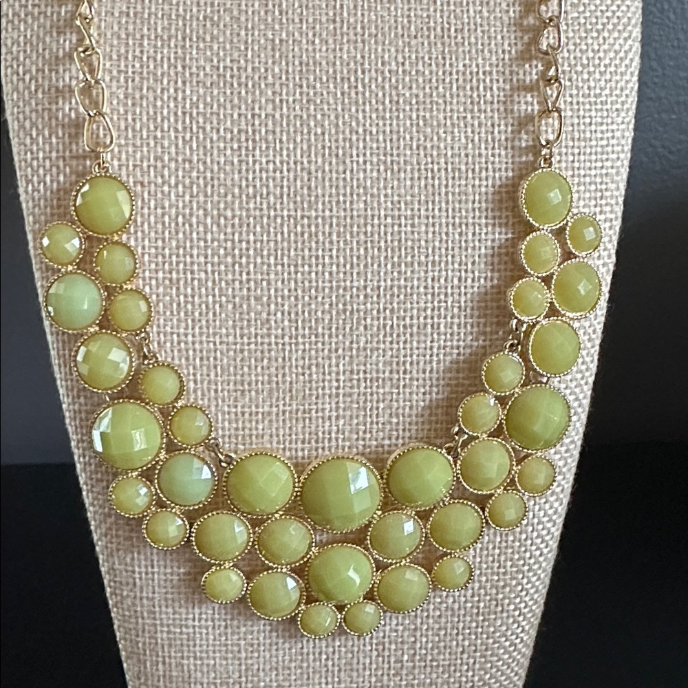 💛💚 Women’s statement necklace gold tone green yellow lightweight